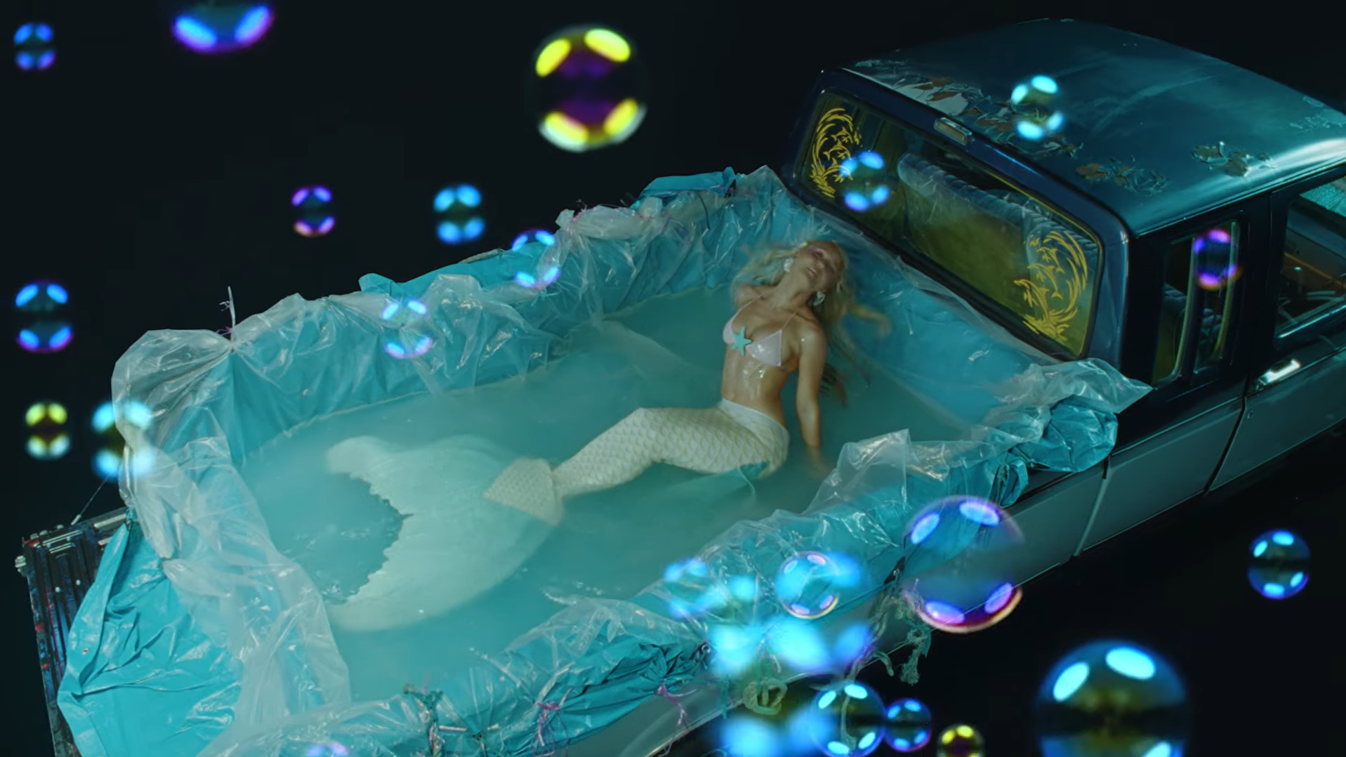 Zara Larsson devient sirène et fée dans « Blue Moon » : Son nouveau clip spectaculaire prolonge la magie de « Midnight Sun »