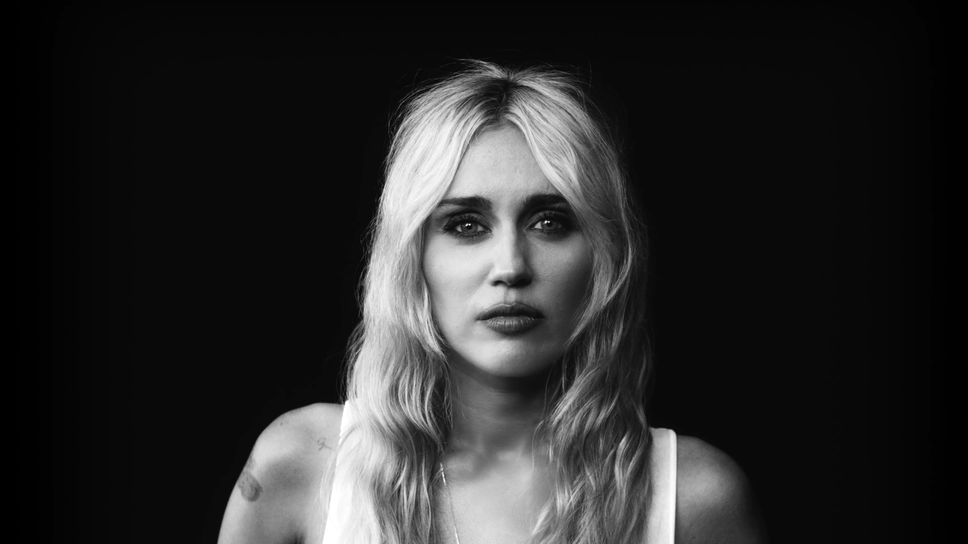 Miley Cyrus dévoile « Orbit » : Un clip intimiste pour une chanson qui explore l’attraction amoureuse
