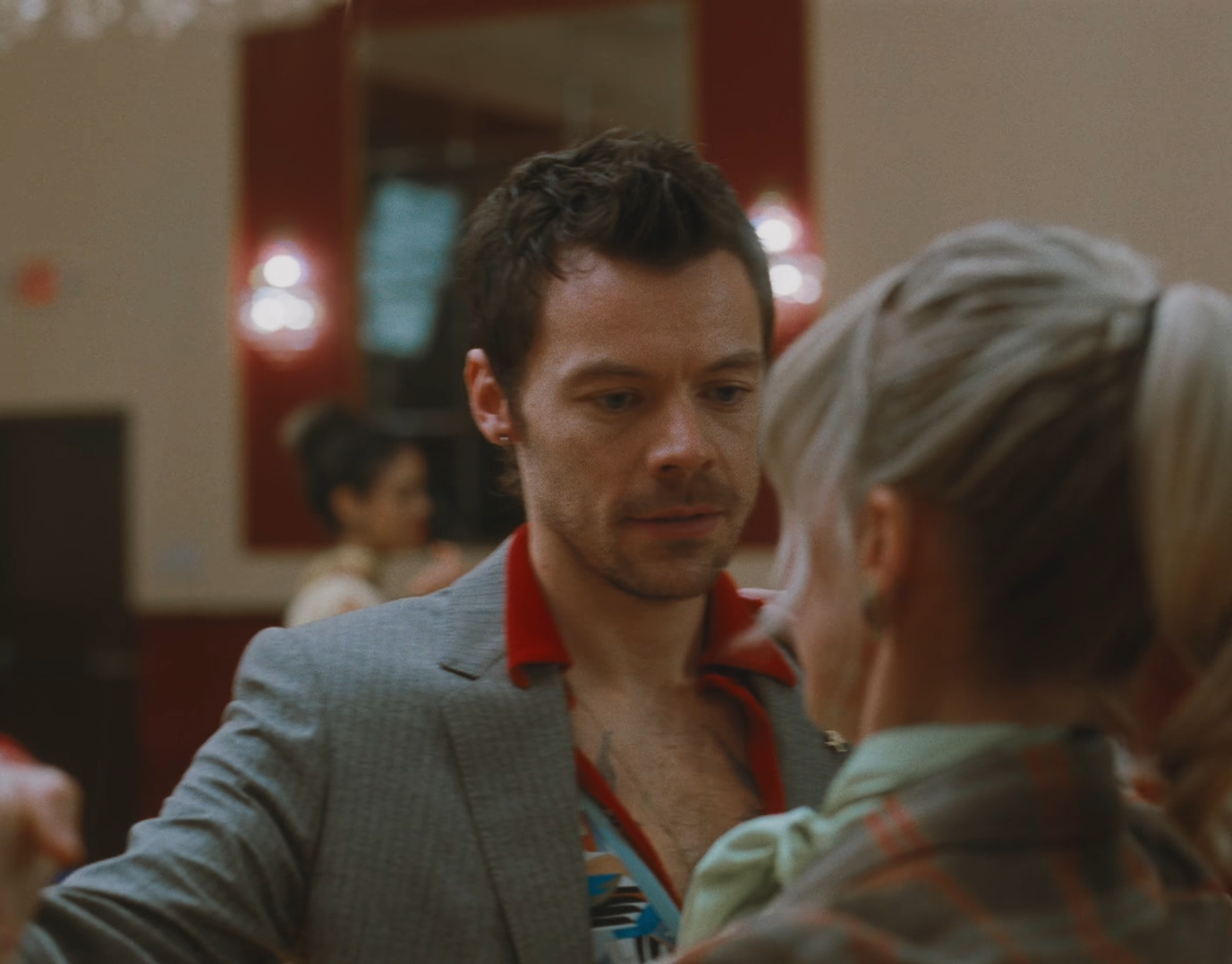 Harry Styles dévoile Coming Up Roses : un clip romantique et une valse inattendue qui séduisent déjà ses fans !